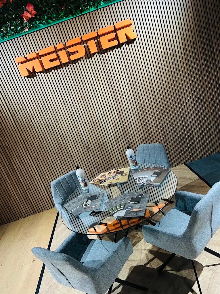 Muestrarios de suelos MEISTER en la boutique de Dos Hermanas